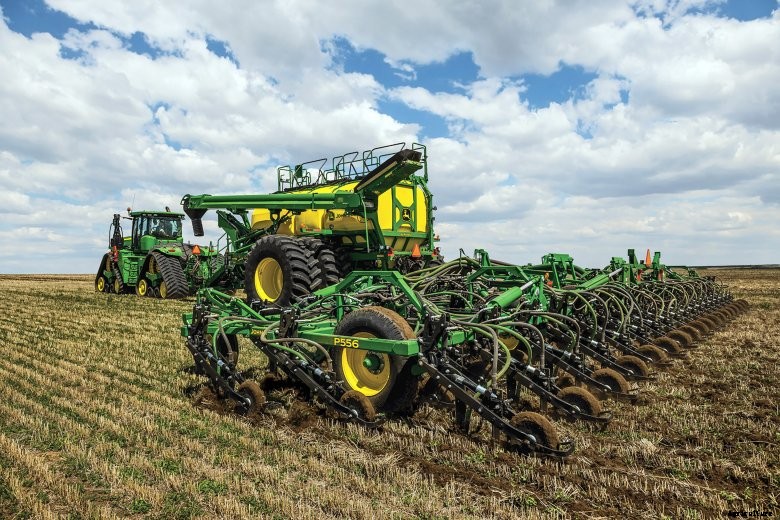 John Deere C650 Air Cart in a field
